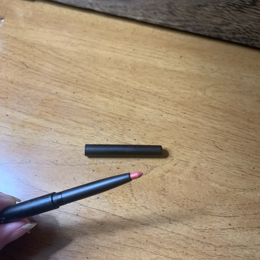 ❗️SOLD❗️💄Be a Bombshell Lip Liner💄 - Picture 2 of 2